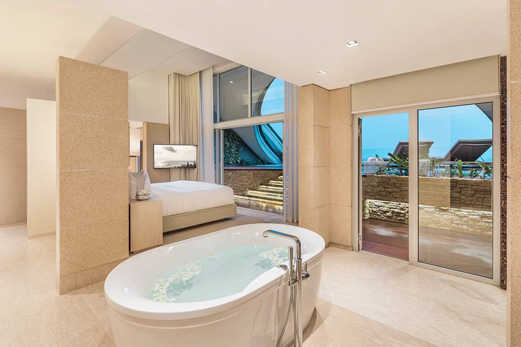 COMO-Uma-Canggu---COMO-Penthouse--Bathroom-of-the-master-bedroom---Upper-level-2.jpg